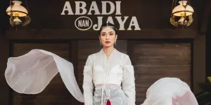 Pesona Mikha Tambayong di Pemutaran Perdana 'ABADI NAN JAYA', Dapat Kecupan Manis Deva Mahenra