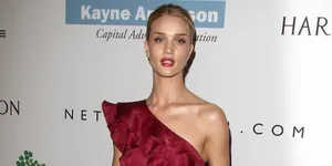 Pesona Rosie Huntington-Whiteley, Sang Bidadari Pantai Nan Cantik