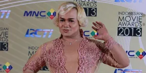 Pink Transparan - Busana Tata Liem Saat Menghadiri IMA 2013