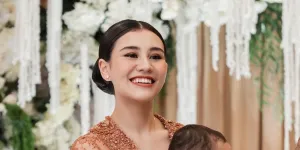 Potret Aaliyah Massaid di Tedak Siten Baby Arash, Cantik Keibuan