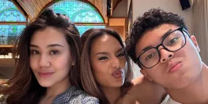Potret Aaliyah Massaid Quality Time Bareng Zahwa & Keanu, Baby Arash Malah Curi Perhatian