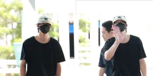 Potret Ahn Hyo Seop di Bandara Berangkat ke Indonesia, Gayanya Kayak di Rumah Aja