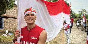 7 Potret Aisar Khaled Beri Bantuan pada Korban Banjir di Bali