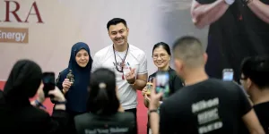 Potret Aksi Anjasmara Jadi Instruktur Yoga, Diikuti Puluhan Peserta - Diakhiri dengan Foto Bareng