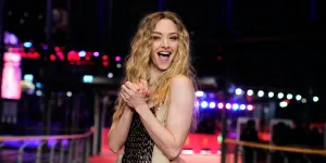 Potret Amanda Seyfried di Red Carpet di Berlinale 2026, Penampilannya Jadi Sorotan