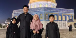 Potret Anak & Suami Oki Setiana Dewi Kunjungi Masjid Al Aqsa Palestina, Sang Ustazah Terpaksa Absen