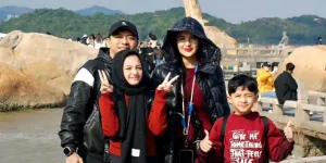 Potret Anang Hermansyah Mengaji Bersama Kedua Anaknya