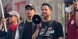 Potret Andovi da Lopez dan Jovial da Lopez Orasi depan Gedung DPR, Bawa Bendera One Piece