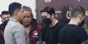 Potret Andrew Andika dengan Tangan Terborgol Usai Tertangkap Karena Narkoba, Tertunduk Lesu - Minta Maaf ke Anak Istri