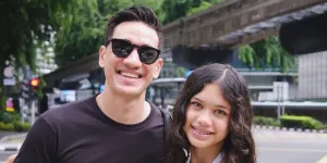 Potret Andrew White Ajak Anak Perempuannya ke Sawah, Menikmati Walau dengan Sedikit Komplain