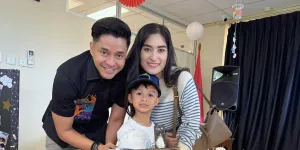 Potret Angbeen Rishi dan Adly Fairuz Hadir di Acara Sekolah Anak, Kompak Dukung Sang Putra