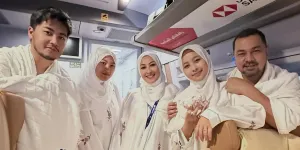 Potret Annisa Trihapsari Umrah Bareng Anak dan Menantu, Ada Danvy Rukmana