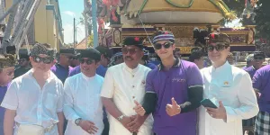 7 Potret Antonio Blanco Jr Ikuti Upacara Pelebon, Jaga Adat dan Tradisi Bali