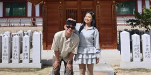 Potret April DA7 Liburan ke Jepang Bareng Itab, Pose di Jalanan dan Vending Machine
