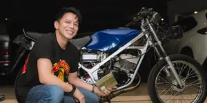 Potret Ariel NOAH Girang Dapat Kado Motor Suzuki RGR dari Gading Marten & Para Sahabat
