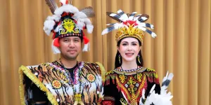 Potret Arumi Bachsin Sekeluarga Berbusana Dayak di HUT RI ke-81