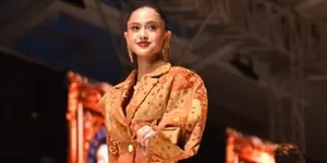 Potret Asila Maisa Tiba-Tiba Jalan di Runway Ivan Gunawan di JFW 2027
