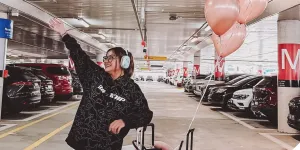 Pindah, 7 Potret Awkarin Touch Down Melbourne - Disambut Balon dan Ucapan 'Welcome Home'