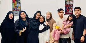 Potret Azizah Salsha dan Pratama Arhan Ziarah Bareng ke Makam Mendiang Ayah