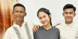 Potret Azizah Salsha Melayat ke Rumah Duka Ayah Pratama Arhan di Blora