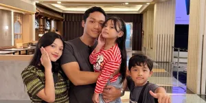 Potret Azriel Hermansyah Ngemong Adik-Adik dan Ponakan, Vibes Family Man Banget