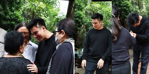 Potret Baim Wong Sapa Pelayat yang Sampaikan Duka Cita Untuk Kepergian Johnny Wong, Tampak Tegar