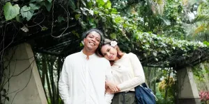 7 Potret Before After Indah Pertamasari dan Arie Kriting Nonton Pestapora 3 Hari Berturut-turut, Kaki Penuh Koyo