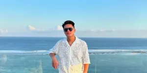 7 Potret Boy William Sambangi Makam Sang Adik, Ucapkan Kerinduan 