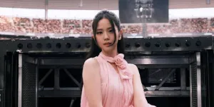 Potret Cantik Artis Korea dengan Baju Pink, Feminine Look yang Bikin Gemas 
