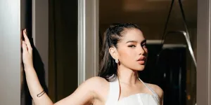7 Potret Cantik Davina Karamoy di Gala Premier Film KANG SOLAH FROM KANG MAK x NENEK GAYUNG, Merah Menyala