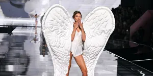 Potret Cantik Gigi Hadid Bak Bidadari Bersayap Putih di Victoria’s Secret 2025, Penuh Pesona