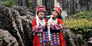 Potret Cantik Ibu Natasha Wilona Pakai Baju Adat saat Liburan ke Yunnan