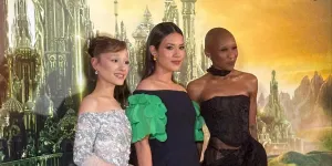Potret Cantik Raisa di Premiere WICKED Singapura, Bahagia Foto Bareng Ariana Grande & Cynthia Erivo