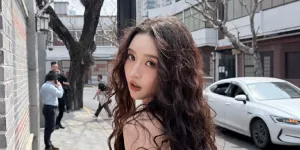 Potret Cantik Wang Yuwen dengan Rambut Keriting, Visualnya Unreal