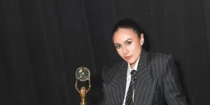 7 Potret Cantik Wulan Guritno dengan Jas Hitam, Vibenya Lady Boss Banget