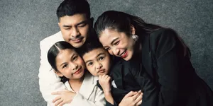 Potret Chelsea Olivia & Glenn Alinskie Rayakan Anniversary ke-11 Dengan Family Photoshoot