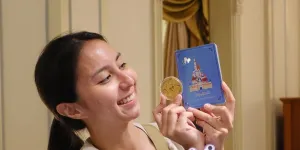 8 Potret Clairine Clay dan Joshua Suherman Ikutan Lari di Disneyland Hongkong, Pakai Outfit Tema Snow White