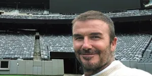 9 Potret David Beckham Panen di Kebun Rumahnya Bareng Istri, Bahagia dengan Hasilnya