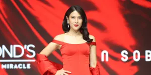 Potret Dian Sastro Melangkah di JFW 2025, Cantik Merah Membara