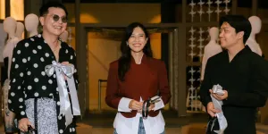 Potret Dian Sastrowardoyo Buktikan Beskap Bisa Jadi Gaya Harian
