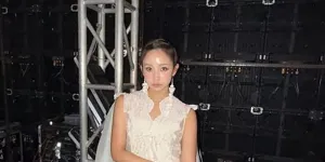 7 Potret Dita Karang Tampil di Runway JFW 2025, Bikin Kejutan Menari Diiringi Lagu 'Secukupnya' dari Hindia