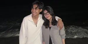 Potret Eby dan Zahra Pamer Kencan di Pantai, Tulis Caption Manis