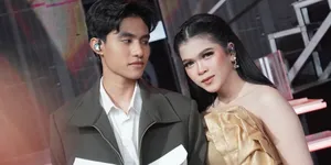 Potret Eby Digandeng Zahra, Tatapan Cintanya Bikin Fans Baper