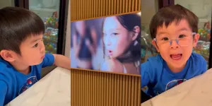 Potret Ekspresi Menggemaskan Mikhael Moeis yang Gak Berkedip Lihat Video BLACKPINK, Nontonnya di Dapur Mewah!