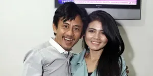 Potret Epy Kusnandar dan Karina Ranau, Istri Sempat Peluk Keranda saat Bawa Pulang ke Rumah Duka