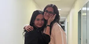 Potret Ersa Mayori Menangis Melepas Anak Belajar di Jepang, Dipeluk Cium Terus