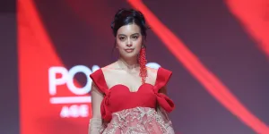 Potret Eva Celia Berjalan di Runway JFW 2025, Ceria Tapi Elegan