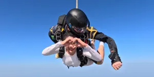 Potret Febby Rastanty Skydive di Dubai, Berhasil Centang Bucket List