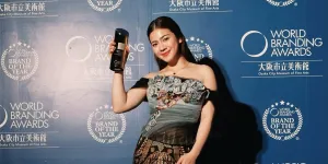 Potret Felicya Angelista Raih Penghargaan Brand of The Year, Bangga Bikin Produk Lokal Mendunia