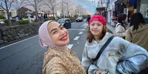 Potret Feni Rose Temani Anak Kuliah di Inggris, Jalan dari Kosan - Kampus Kehujanan Berujung Demam